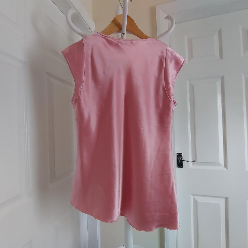 Nightgown ” Vernissage”
Pale Pink Colour
New With Tags

Actual size: cm and m

Length: 68 cm centre

Length: 65 cm left side

Length: 73 cm right side

Length: 49 cm from armpit right side

Length: 37 cm from armpit left side

Shoulders width: 32 cm

Length sleeves: 9 cm

Volume hands: 46 cm

Volume breast: 90 cm – 1.00 m

Volume waist: 85 cm – 95 cm

Volume hips: 90 cm – 1.00 m

Size: Eur L

97 % Polyester
 3 % Spandex