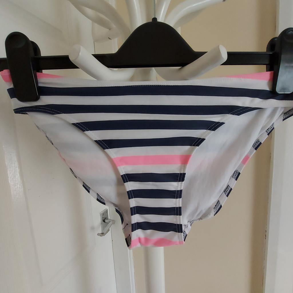 Swimwear "H&M"
White Navy Mix Colour
New With Tags

Actual size: cm

Height: 23 cm

Volume Waist: 70 cm - 90 cm

Volume Hips: 70 cm - 80 cm

Size: Eur 170, US 14 Year +

Shell: 80 % Polyester
 20 % Elastane

Lining: 100 % Polyamide

Made in Bangladesh

Retail Price Nok 129.00