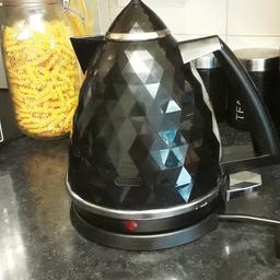 delonghi brand
black/silver colour
used for 6 months
signs of wear inside kettle
collection only