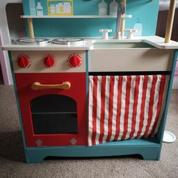 Extremely well looked after early learning Centre wooden kitchen with added early learning Centre kitchen accessories (which are worth £40 on their own).
Oven door opens, all dials turn, taps turn, clock hands move.
Absolutely hours of fun.
Collection only from a smoke and pet free home in South Ockendon.