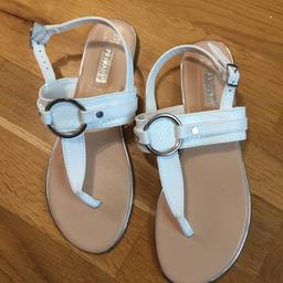 Used only once in very good condition
Primary sandals size 5 
White colour