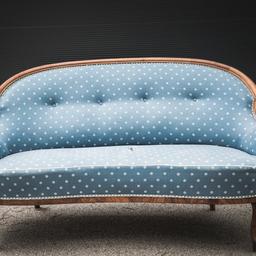 Verkaufe wegen Platzmangel dieses Biedermeier Sofa. Nussholz, Abmessungen: l: 167cm, h: 90cm, Sitzfläche müsste erneuert werden. Federung ist bereits erneuert.
