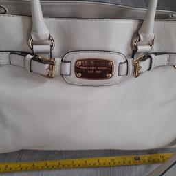 Cream leather Michael Kors bag
excellent condition
lots of space, and different compartments
size 14 inches across
9 inches height
used a couple of times
will post recorded delivery