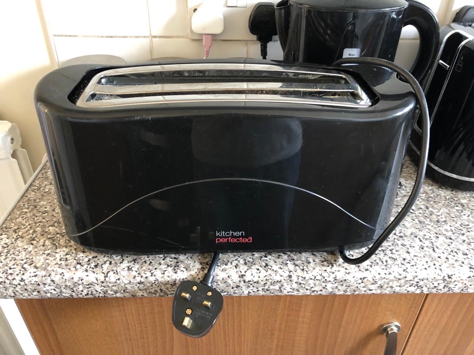 Free kitchen bin and toaster in RM10 London für gratis zum Verkauf