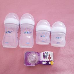2 kleine Flaschen
2 große Flaschen
2 eingepackte Sauger für Neugeborene

Wurden nie verwendet nur 1x sterilisiert sind dann auf Mam umgestiegen
