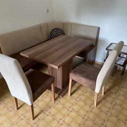 Eckbank mit 2 Stühle.
Abmessung Tisch 110x70cm
Eckbank 126x165cm
Neuwertig in einem guten Zustand.