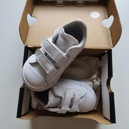 BNIB Converse white size 4 infant .

in box never worn.

delivery or collection available from WV11 or CV5