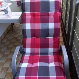 2 Neuwertige  Stabile  Stühle. mit Auflage Super  Bekwem. Keine Billigware. Pro  Stuhl mit Auflage. 40 euro