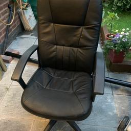 Black swivel
Desk chair