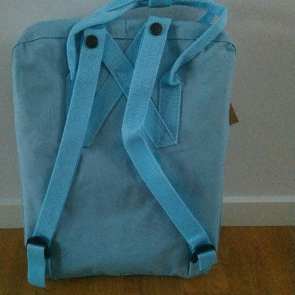 Helt ny Kånken väska i mint blå. 16L och har sittdynan med. Unisex. Frakta är inga problem om du står för frakten på 70kr spårbart.