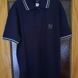 Ich biete hier ein originales 19V69 Versace Polo T-Shirt.
Die Farbe ist "Navy".
Der Versand beträgt 2.70€.