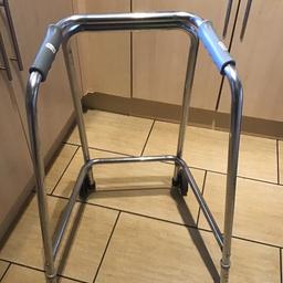 Lightweight walking frame with wheels. 
Good, clean condition
MAXIMUM USER WEIGHT  180 kg
PRODUCT CODE VP128
Was £47.25 on aidapt.co.uk
