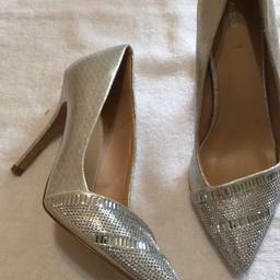 Aldo
Silver Heels
Brand new
Size 5

(Postage extra via Royal Mail/signed)
No returns please 😊