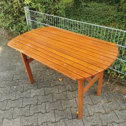 Gartentisch aus Holz
Der Tisch ist lackiert. Theoretisch kann dieser auch abgeschliffenen und nochmal lackiert werden, falls jmd die Kratzer stören

LxBxH 125 x 75 x 80 cm 

Preis VHB