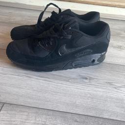 Like new men’s Nike air max black trainers size 10 only worn once