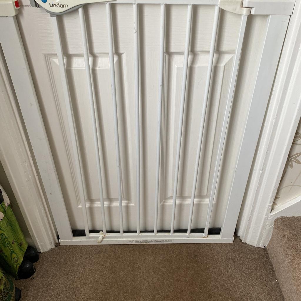 Lindam tall stair gate in KT17 Epsom and Ewell for £25.00 for sale Shpock
