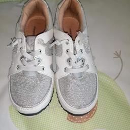 Wunderschöne weiß graue Glitzer Schuhe von Steiff/ mayroral gr 28
NEU! Nie getragen nur anprobiert!! 

hoher neupreis
Preis vb