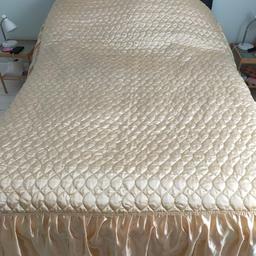 Silky Gold coloured Eiderdown with matching pillow cases. 100% Polyester and machine washable.This is for a double bed. there are a few small pulls hear and there as the item has been previously used. collection from Carshalton on the hill or I can post for additional cost.