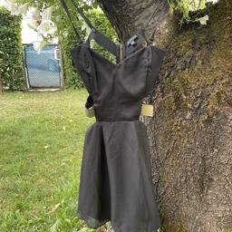 rückenfreies Kleid mit „cut-outs“
wurde nur einem getragen !
Größe 36
nicht-Raucher-Haushalt ☺️