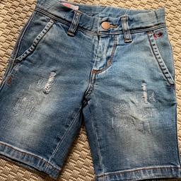 Bermuda Jeans con elastico interno per regolare la vita.
Composizione: 99% cotone 1% elastan 
Taglia: 2 anni (veste grande)

Indossato, è tuttavia ancora portabile.