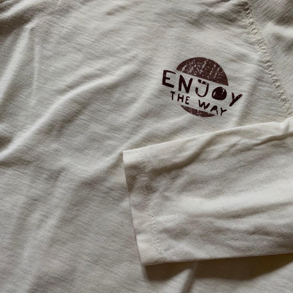 T-shirt manica lunga color écru con scritta lato cuore.
Composizione: 100% cotone
Taglia: 18-24 cm (92 cm)

Indossata qualche volta, è in buone condizioni.