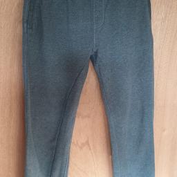 Boys trackie bottoms in great condition
age 12/13
from smoke/pet free home
Pick up from M45 Whitefield
Please pick up within 3 days or relisted.