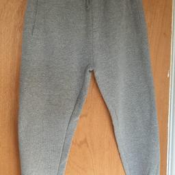 Grey trackie bottoms by VERY.
In great condition 
Age 13
From smoke/pet free home
Pick up M45 Whitefield 

Please pick up within 3 days or relisted