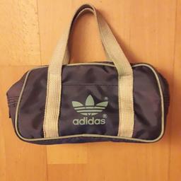 Die originale Kult Sporttasche von Adidas 
in Blau und Mini mit einem Fach und Reißverschluss.