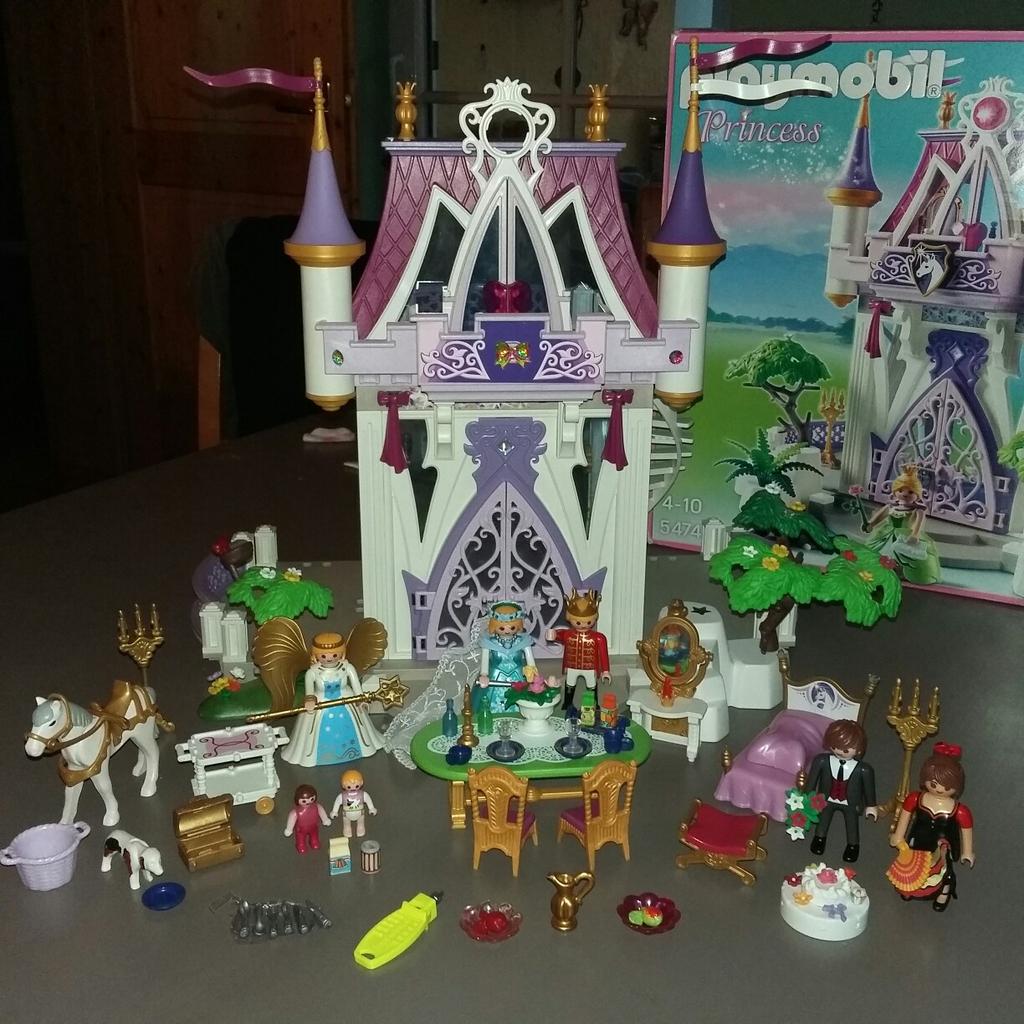 Playmobil Schloß mit viel Zubehör in 4881 Straß im Attergau für € 49,00