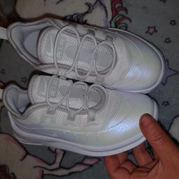 size 9.5 girls nike holographic white and silver trainers new without tags.

the photos done do them justice, they are sparkly holographic white and silver. they have never been worn just tried on. 

the fronts are not creased, they just need some little feet in to straighten them out and my little girls feet are now too big for them

postage available