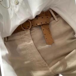 Pantalone beige Made in Italy con cinturina.
Composizione: 97% cotone 3% elastan 
Taglia: S

Indossato un paio di volte, è in perfette condizioni.