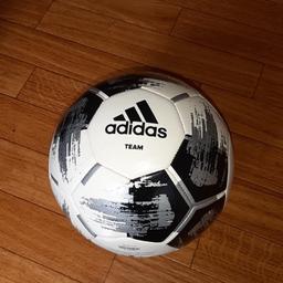 Verkaufe einen Fussball von Adidas in Größe 5. Wurde sehr selten benutzt, ist in sehr gutem Zustand.