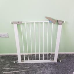 Used Lindam baby gate in very good condition. Collection only.