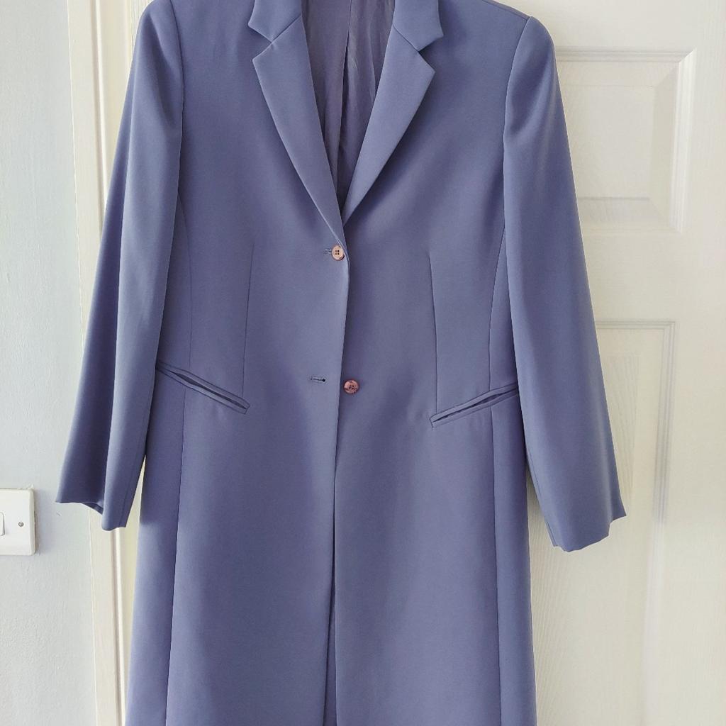 lilac Debenhams suit worn once for a wedding
3/4 length jacket size 12
knee length skirt with 2 side splits size 14
excellent condition from smoke and pet free home collection oakworth or keighley