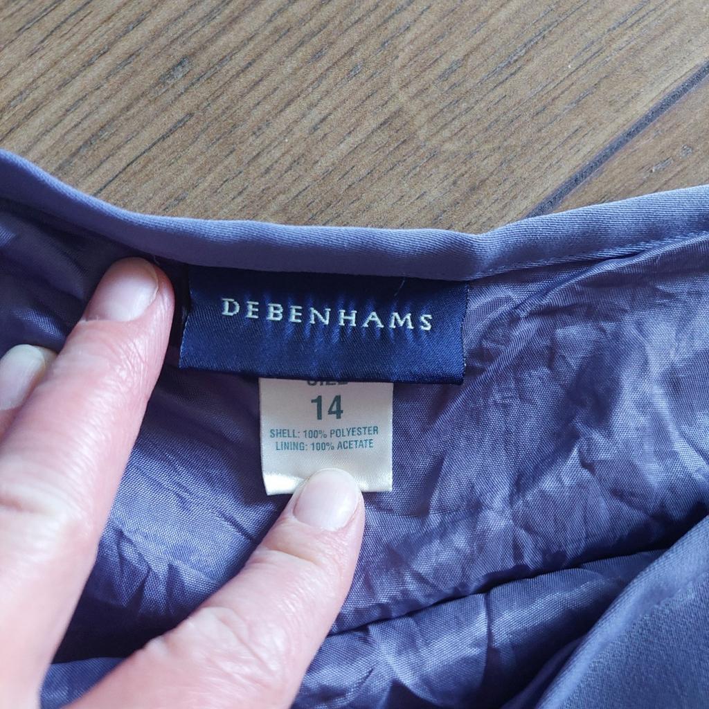 lilac Debenhams suit worn once for a wedding
3/4 length jacket size 12
knee length skirt with 2 side splits size 14
excellent condition from smoke and pet free home collection oakworth or keighley
