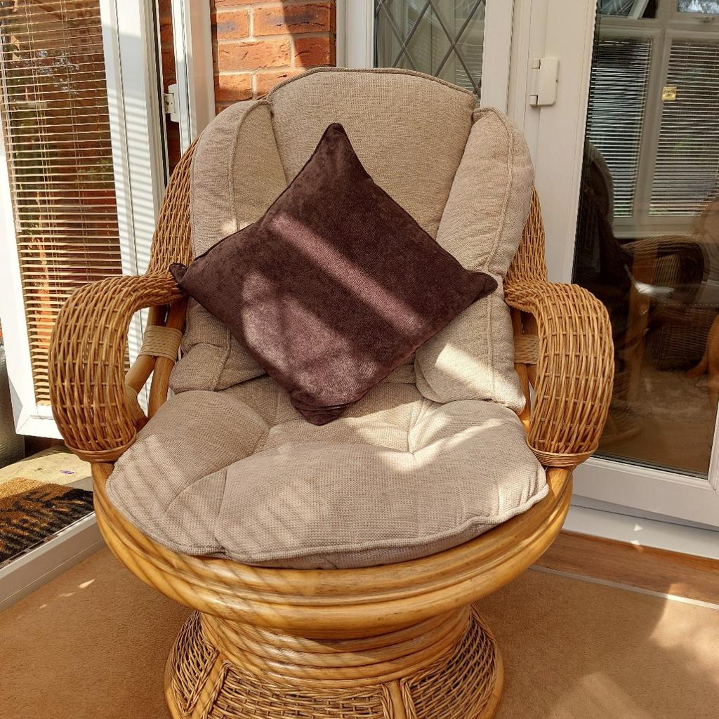 Conservatory Swivel Rocker Chair in DY1 Dudley für £ 100,00 zum Verkauf ...