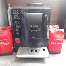Verkaufe einen voll funktionsfähigen Kaffeevollautomaten der Marke Bosch.
Milchschaumdüse für Capuccino, Latte Macchiato
Mit dabei wären 4 Packungen Kaffee von Hornig (ganze Bohnen) Haltbar bis 09.2022

Funktioniert einwandfrei, Kaffeemaschine weist keine Mängel auf