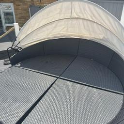 Sun island 
Size 210cms 
I have got the seat cushions and covers but the zips are broken on the covers 
Slight marks on hood but will come out with a good clean 
Includes green cover