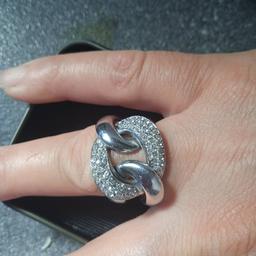 Sehr schöner, ungetragener Ring aus Edelstahl. Glitzert sehr schön. Große Größe.