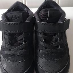 Toddlers black Nike trainers 7.5
In great condition