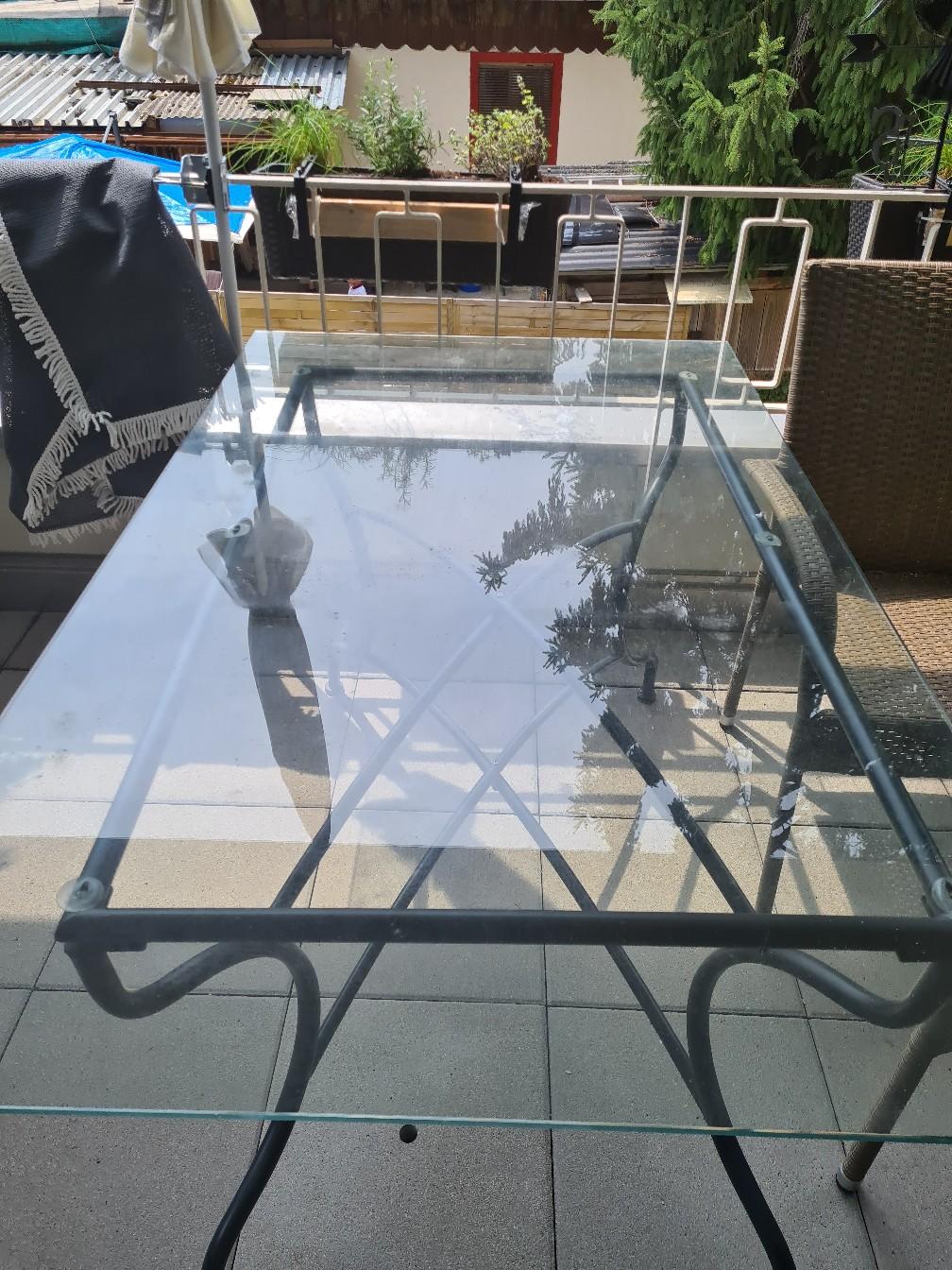 Glastisch für den Balkon oder Garten in 6900 Stadt Bregenz für 1,00