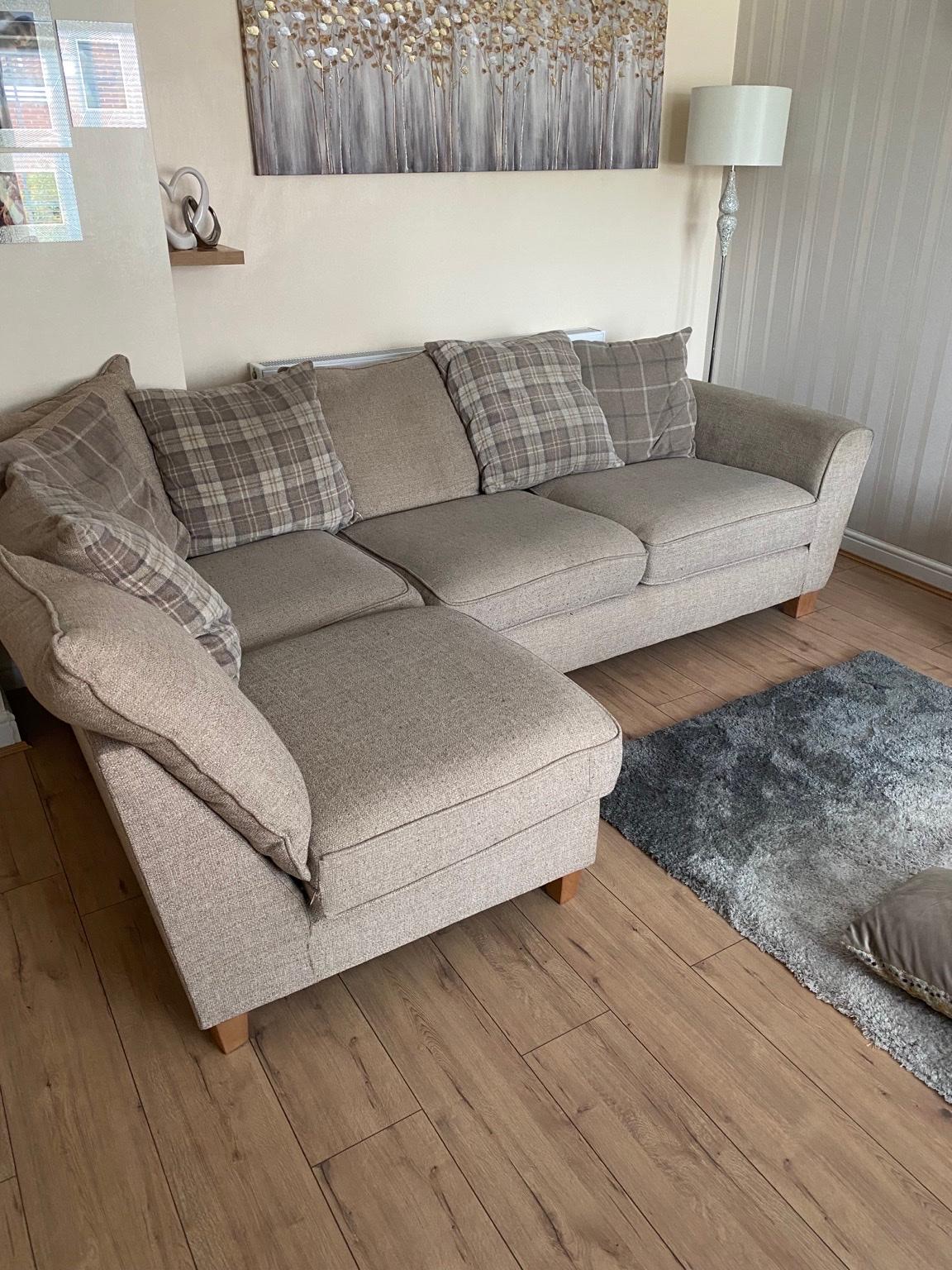 Scs corner sofa and swivel love chair in B36 Solihull für £ 220,00 zum