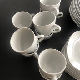 Ich verkaufe dieses Geschirr Set in weiß.
Bestehend aus:
12 große flache Teller
12 Suppenteller
9 kleine flache Teller
11 Kaffeetassen Teller
9 Kaffeetassen