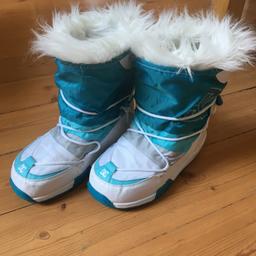 D&G Lace Snow Boots Size 5.  
Colour Green.  With trim at the top.
Very good condition only Worms a few times.
Sold as seen.  No returns.  Buyer collects.