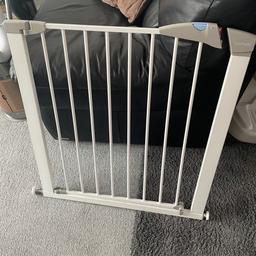 Lindam baby gate
Excellent condition
Includes all parts. You can purchase adhesive stickers if you do not want to drill in to doorway

From smoke / pet / covid free home.