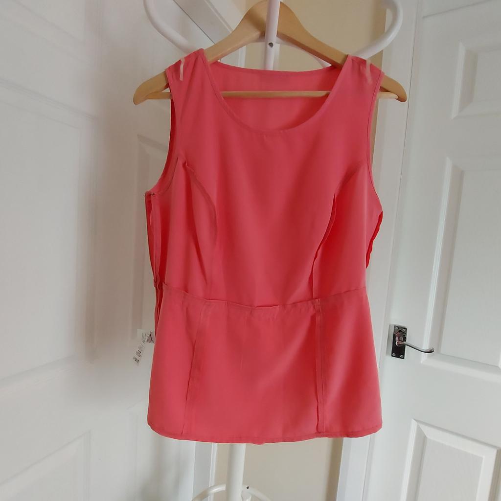 Blouse ” Per Una ” M&S
Coral Colour New With Tags

Actual size: cm

Length: 59 cm from shoulders front

Length: 56 cm from shoulders back

Length: 35 cm from armpit side

Width shoulder: 35 cm

Volume hands: 39 cm

Volume bust: 82 cm – 85 cm

Volume waist: 75 cm – 77 cm

Volume hips: 84 cm – 85 cm

Length: 37 cm from shoulders before to waist

Length: 15 cm from armpit side before to waist

Size: 12 (UK)

100 % Polyester

Made in Turkey

Retail Price £ 27.50