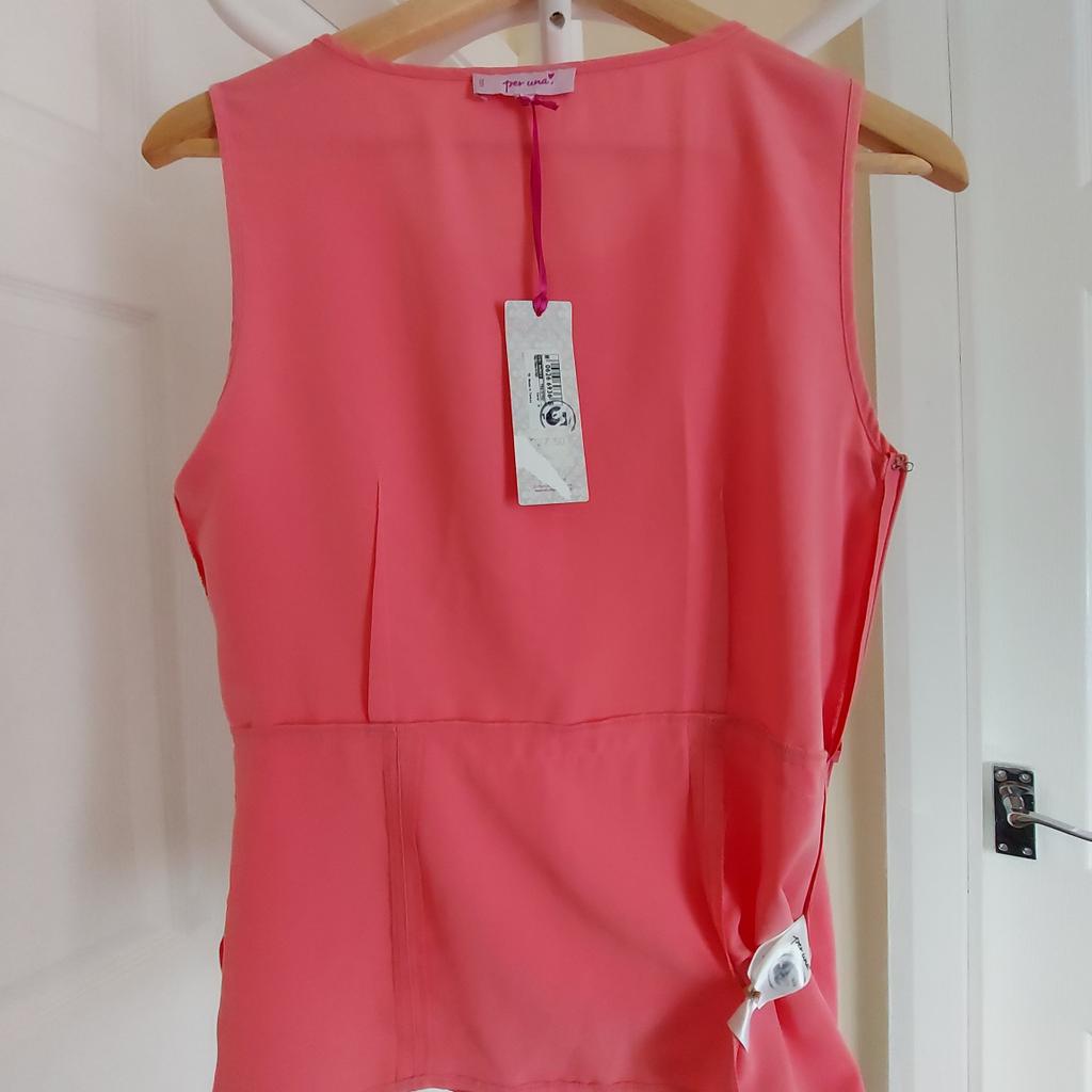 Blouse ” Per Una ” M&S
Coral Colour New With Tags

Actual size: cm

Length: 59 cm from shoulders front

Length: 56 cm from shoulders back

Length: 35 cm from armpit side

Width shoulder: 35 cm

Volume hands: 39 cm

Volume bust: 82 cm – 85 cm

Volume waist: 75 cm – 77 cm

Volume hips: 84 cm – 85 cm

Length: 37 cm from shoulders before to waist

Length: 15 cm from armpit side before to waist

Size: 12 (UK)

100 % Polyester

Made in Turkey

Retail Price £ 27.50