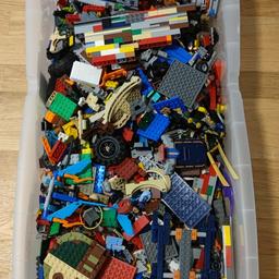 Sehr viele verschiedene Sets von Ninjago und anderen Marken Lego ! Wurde leider nur sehr sehr selten damit gespielt.
 wird samt der Kiste verkauft.