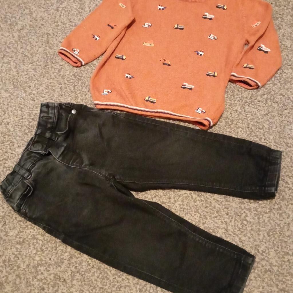 Boys 2 outfits Next 12-18 months
2 jeans 1 jumper 1 t-shirt
Been worn few times in very good condition

All offers considered