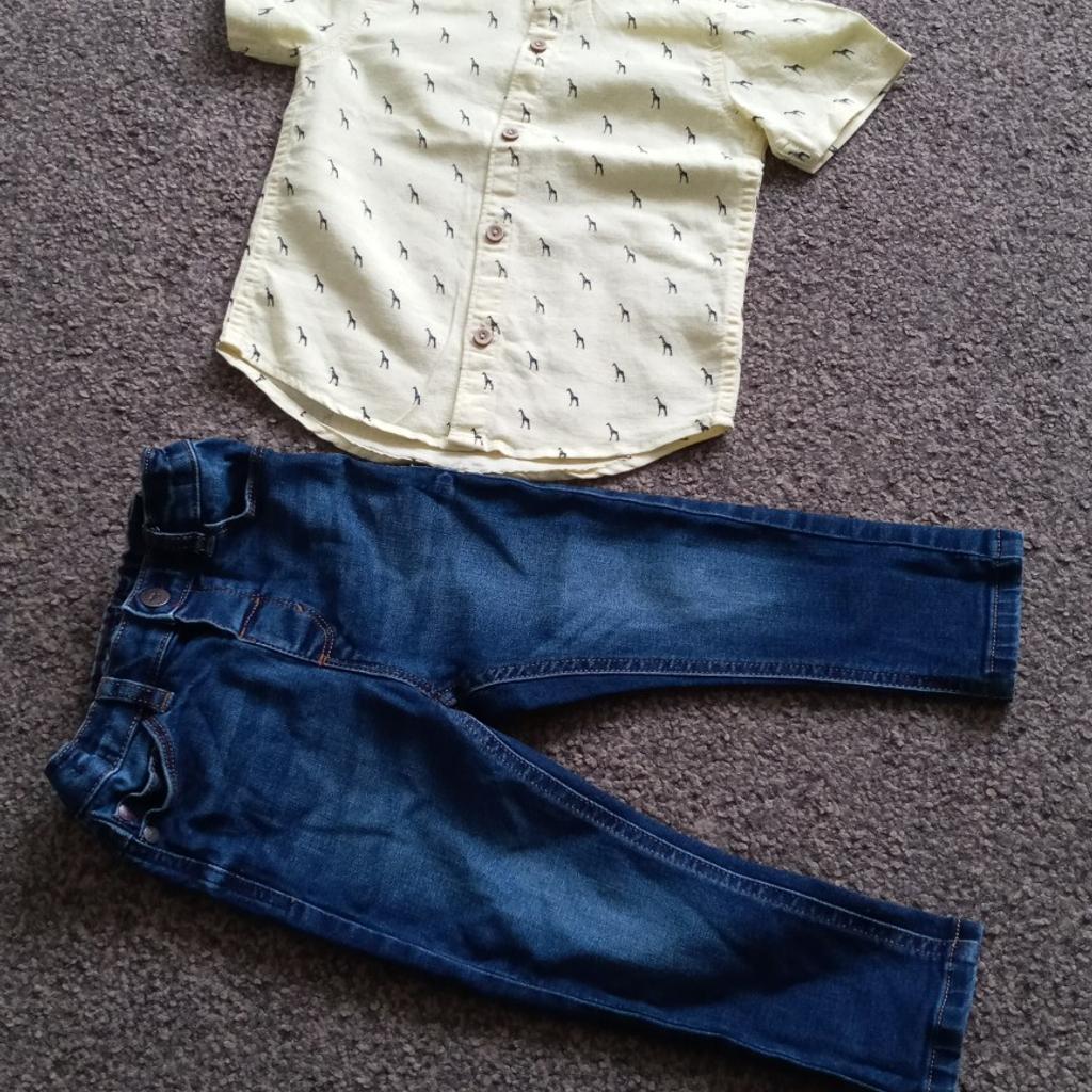 Boys 2 outfits 12-18 months from Next & Debenhams
2 jeans 1 t-shirt 1 jumper
All in very good condition. Been worn a few times

All offers considered
